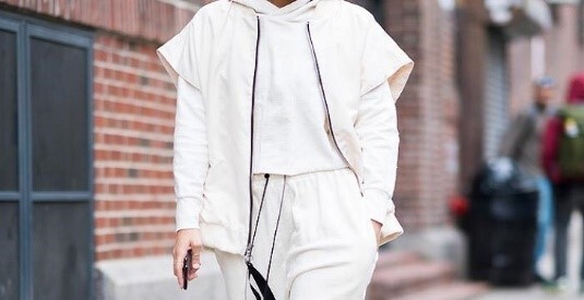 چگونه لباس ها را با شلوار سفید ست کنید؟