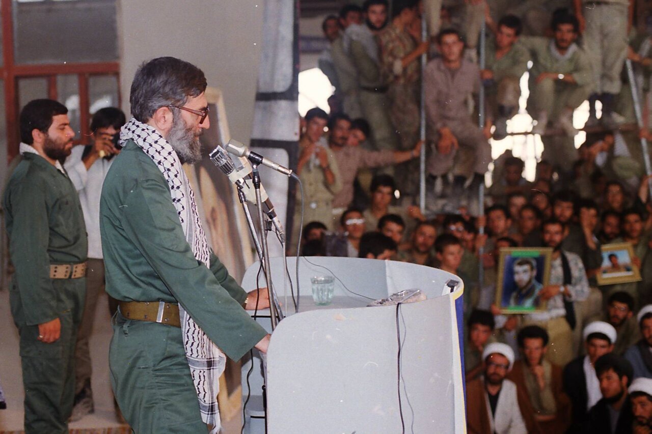 تصاویر دیده نشده از سخنرانی آیت‌الله خامنه‌ای با لباس نظامی
