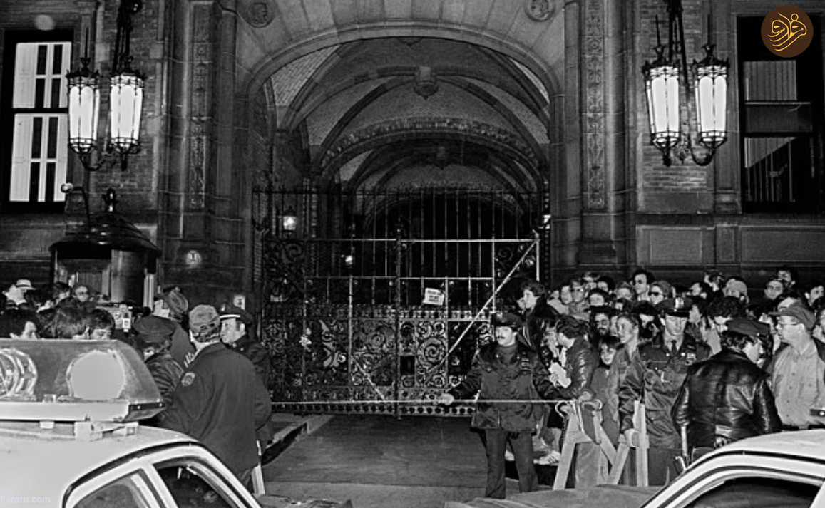 چه چیزی این مرد را به سوی قتل جان لنون سوق داد؟/ بررسی مجدد پرونده قتل جان لنون در یک مستند/ آیا قاتل جان لنون توسط اف بی آی شستشوی مغزی داده شده بود؟ چگونه ماموران پلیس در صحنه قتل فکر کردند قاتل جان لنون قتل را از پیش برنامه ریزی کرده بود/ افشای فایل صوتی قاتل جان لنون با وکلایش؛ او جان لنون را یک پولدار ریاکار می دانست که مردم را به ساده زیستی تشویق می کرد (از دو روز پیش مستند در حال پخشه)