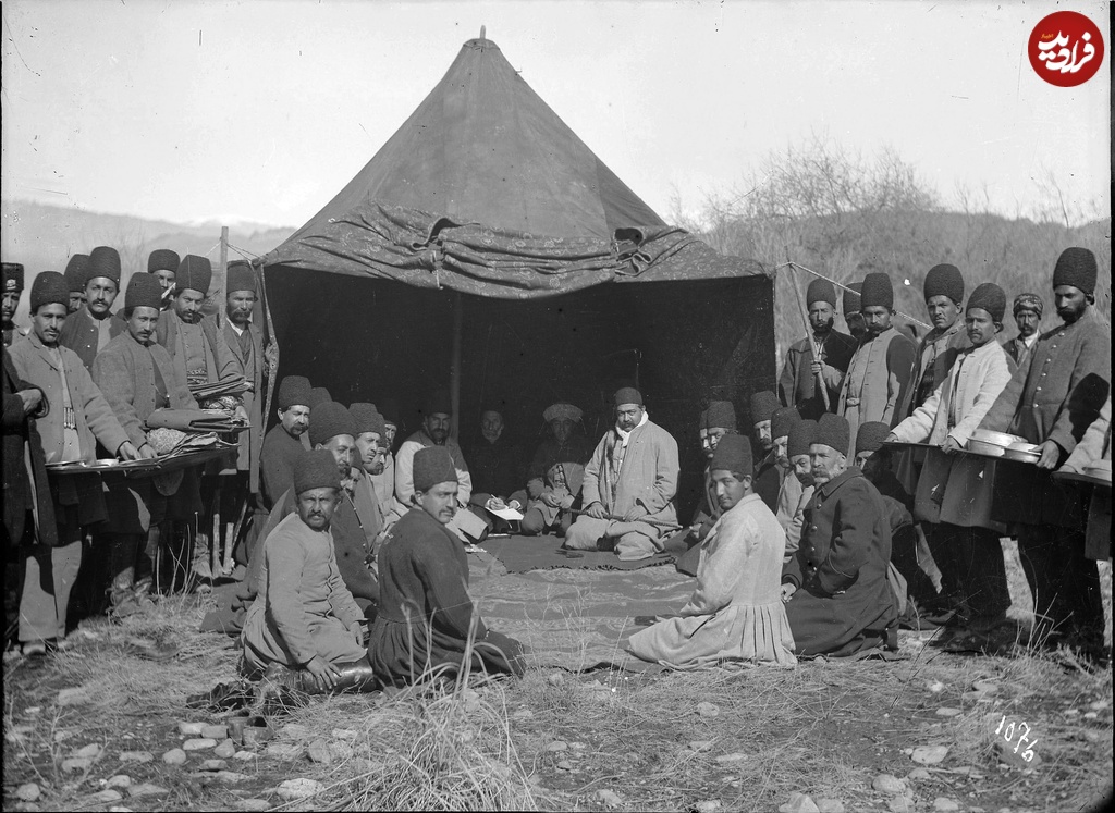 سفر به عصر قاجار؛ از قهوه‌خانۀ گیلان تا قدیمی‌ترین عکس «نماز جمعه»