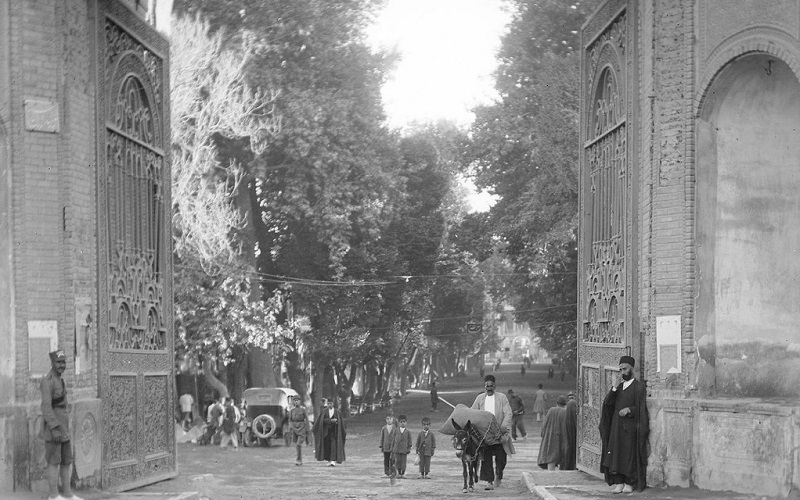 (تصاویر) سفر به عصر قاجار؛ از پسر رقاص و دلقک دربار تا قدیمی‌ترین عکس بیمارستان