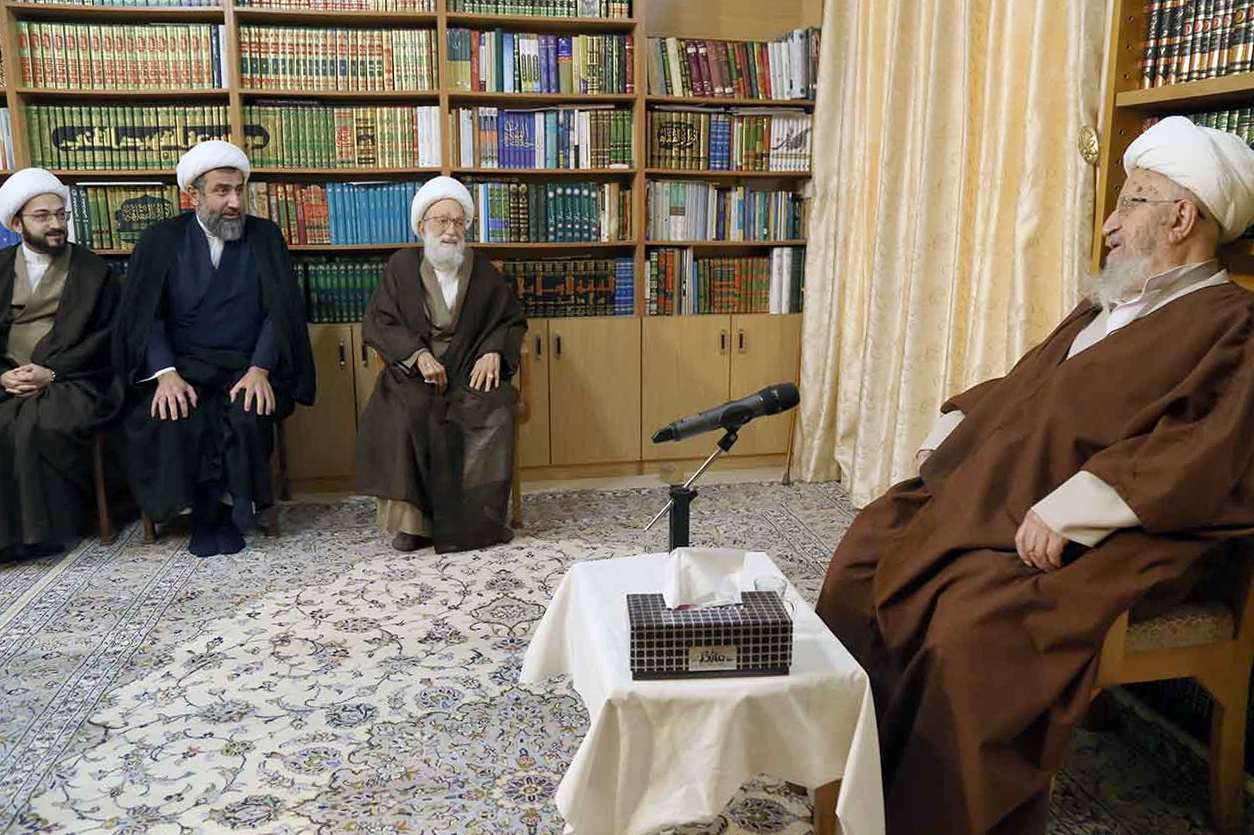 (عکس) شیخ عیسی قاسم با ویلچر به دیدار آیت‌الله مکارم رفت