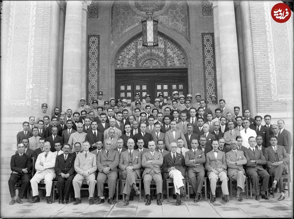 (عکس) سفر به عصر قاجار؛ گدای گاوسوار، حجره‌داران بازار و کارمندان قدیمی‌ترین بانک ایران