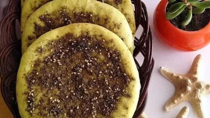 طرز تهیه نان زعتر بدون ورز دادن؛ خوشمزه و خوش‌عطر
