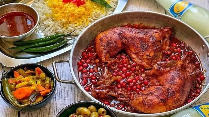 طرز تهیه مرغ مجلسی با سس انار