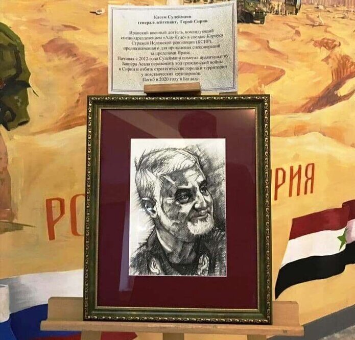 (عکس) عکس سردار سلیمانی در منزل فرمانده نظامی روسیه ///