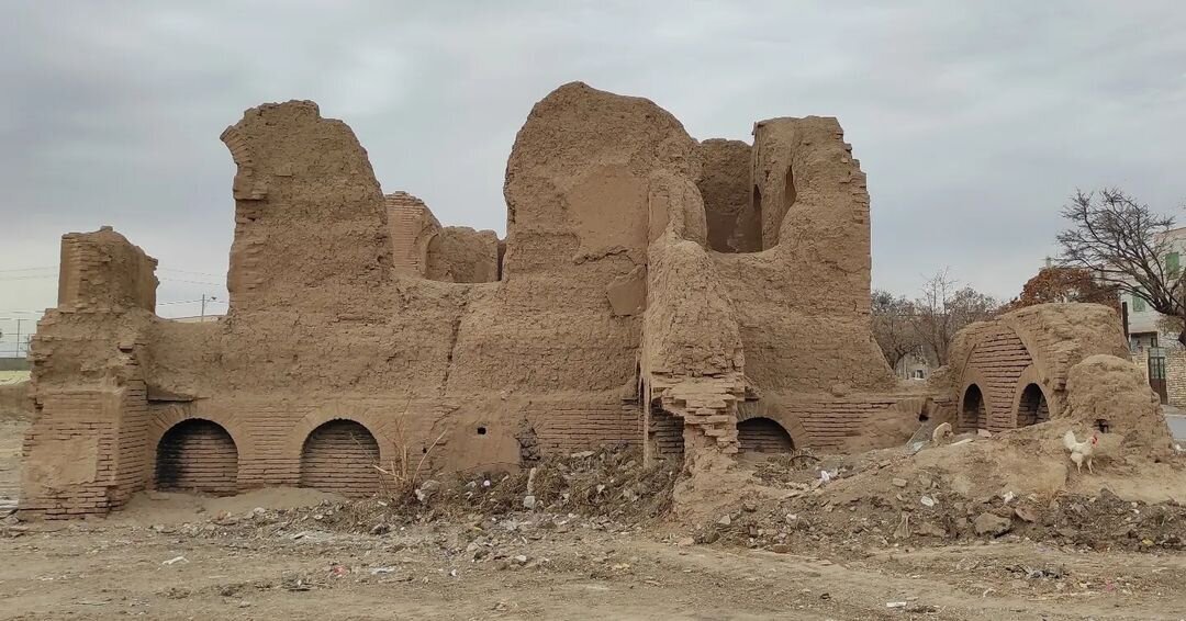 عمارت قاجاری محل گشت و گذار مرغ و خروس‌ها