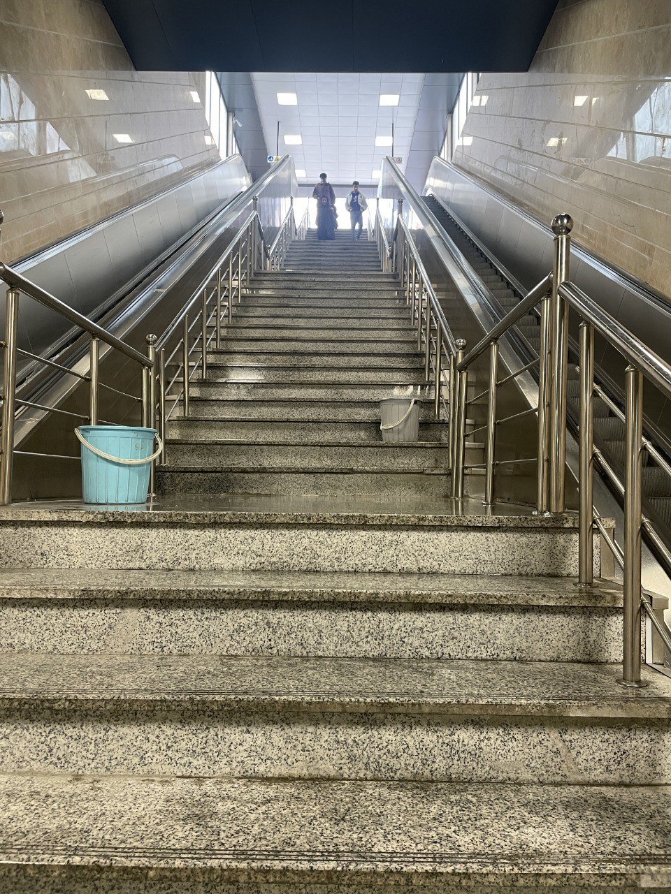 (تصویر) نشت باران از سقف ایستگاه متروی تهران