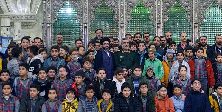 عکس جالب از سردار حاجی زاده با دانش آموزان دبستانی