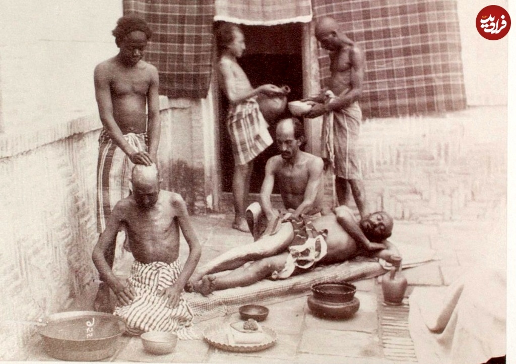 (تصاویر) سفر به عصر قاجار؛ چاپارخانۀ رشت، حمّام تهران، قهوه‌خانۀ اصفهان