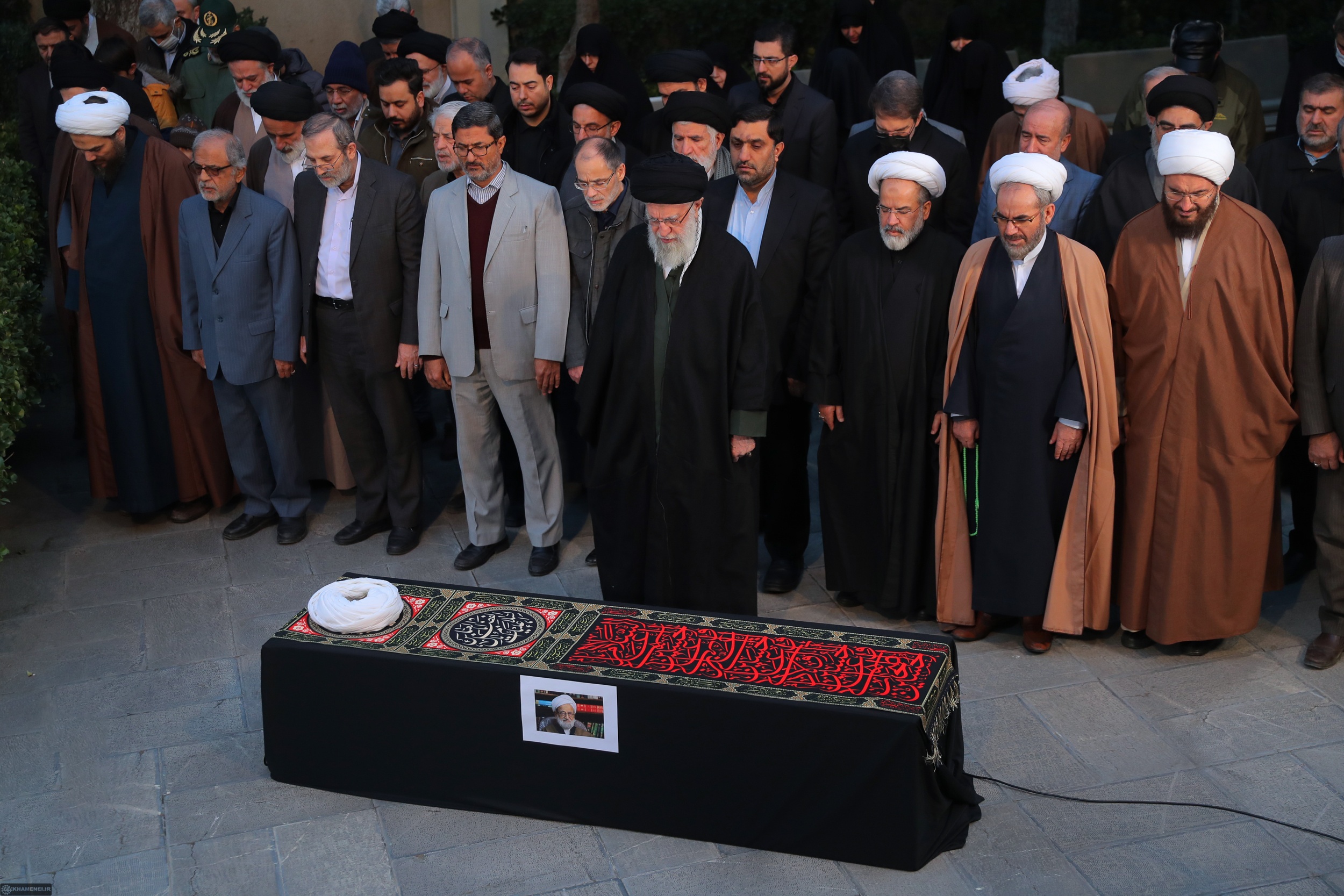 اقامه نماز رهبر انقلاب بر پیکر آیت‌الله امامی‌کاشانی
