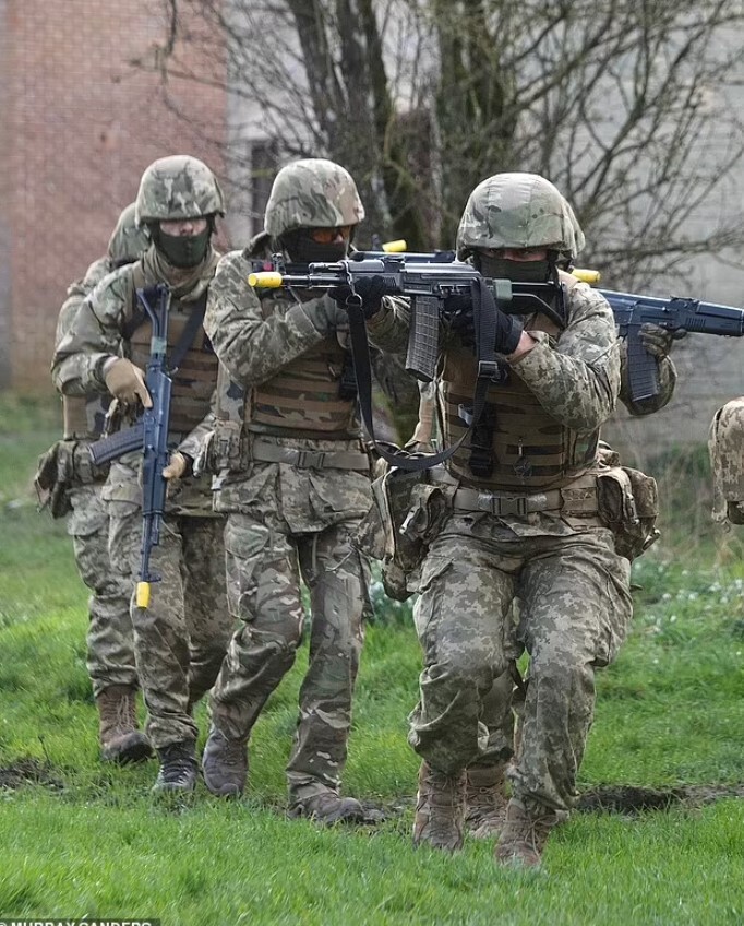 درون اردوگاه‌های آموزشی مخفی بریتانیا برای جنگ با روسیه چه می‌گذرد؟