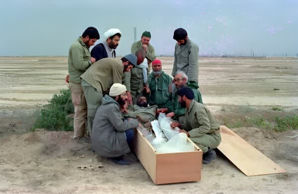 (تصویر) عکسی از شیخ حسین انصاریان، زیر تابوت فرمانده؛ صادق آهنگران نوحه خواند