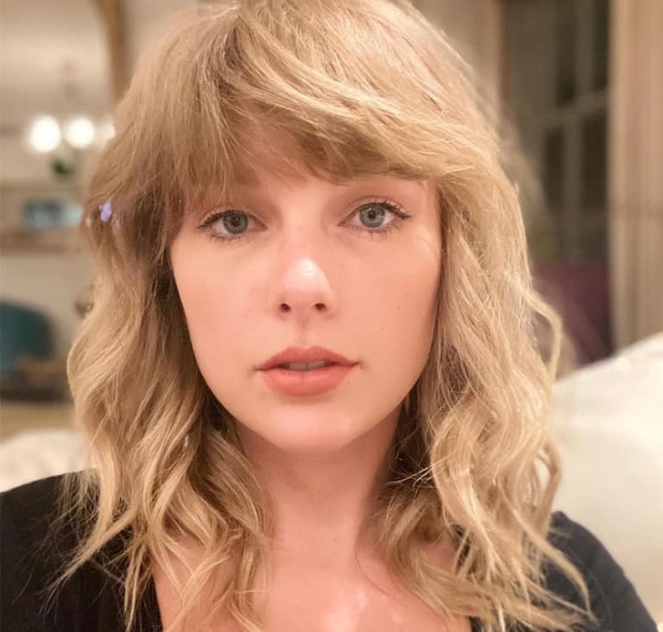 تیلور سوییفت با خانم شاعر مشهور فامیل از آب درآمد