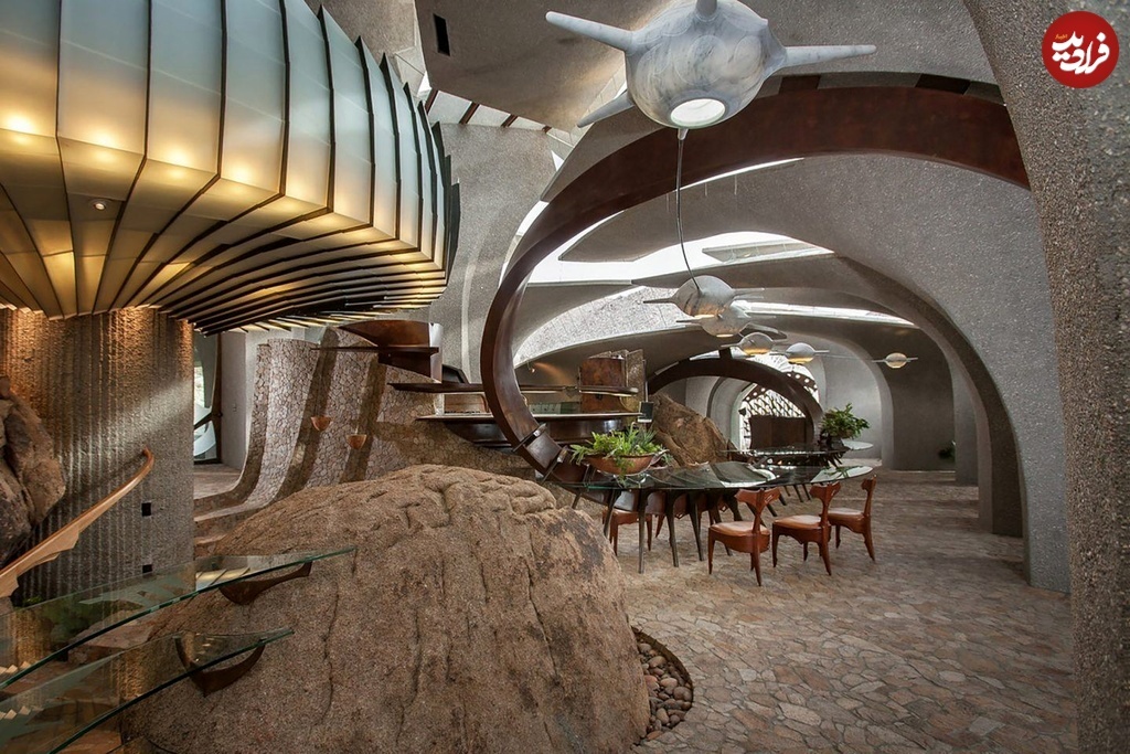 (تصاویر) خانه‌ای شگفت‌انگیز که مثل جانوری وحشی در صحرا کمین کرده است