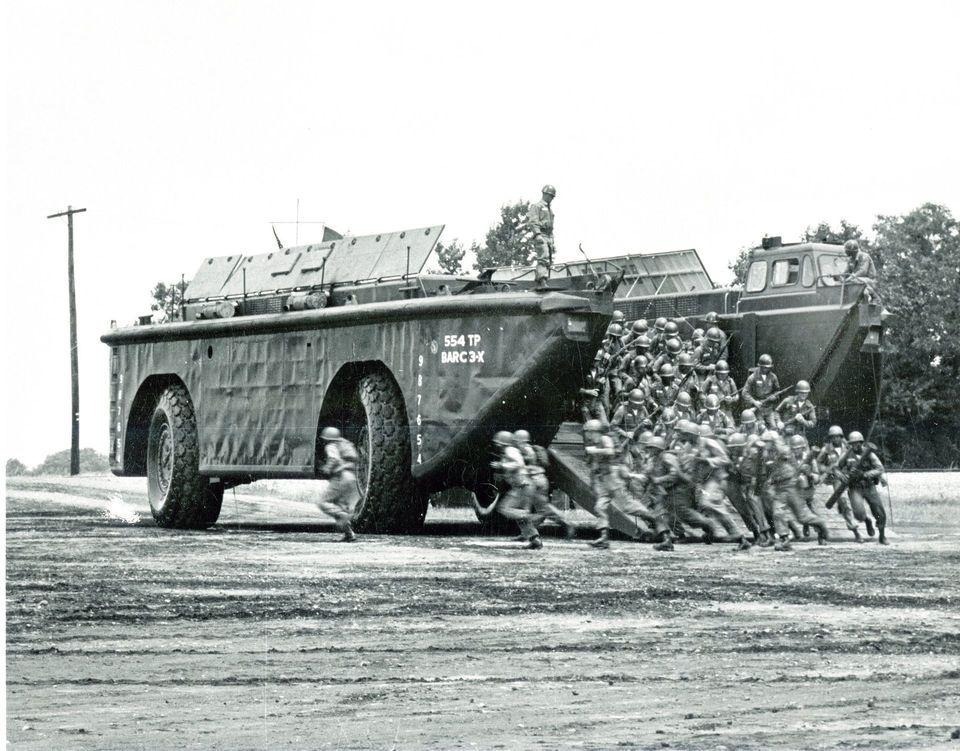 لارک-ال اکس؛ غول عجیب آمریکایی با ۶ متر ارتفاع و سابقه حضور در جنگ ویتنام