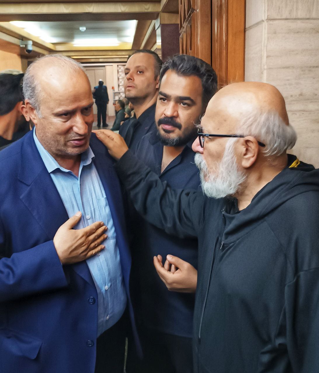 (عکس) حضور مهدی تاج در مراسم ختم رضا داوودنژاد