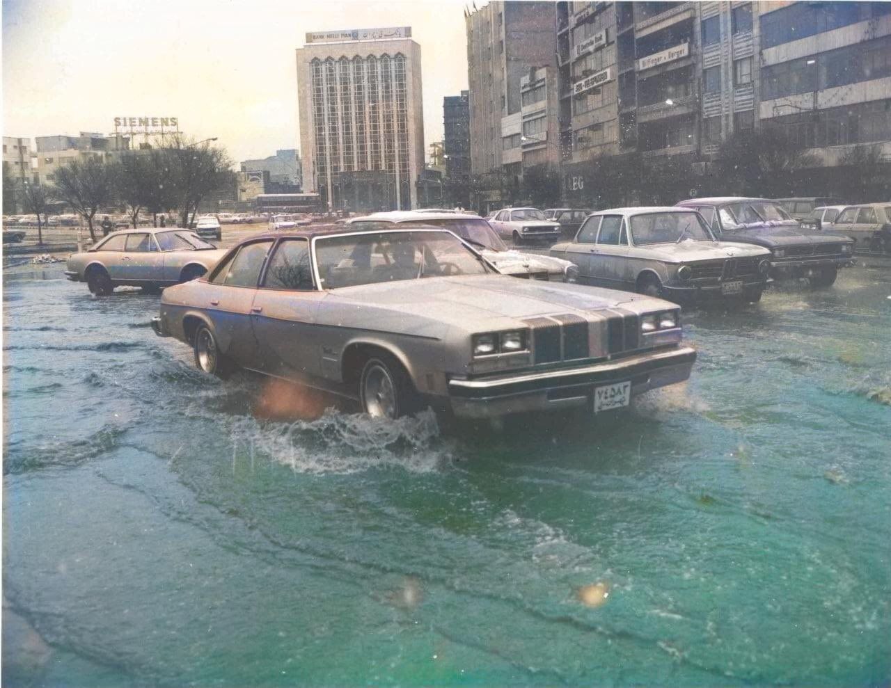 ۴۶ سال پیش؛ ج‍اری‌ ش‍دن‌ س‍ی‍ل‌ در خ‍ی‍اب‍ان‌ ک‍ری‍م‍خ‍ان‌ تهران