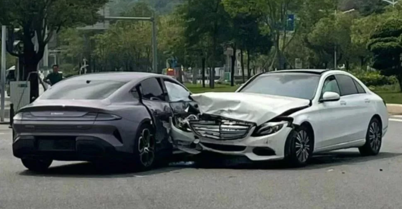 اولین تصادف خودرو برقی شیائومی SU۷ ثبت شد؛ آسیب جدی به مرسدس بنز