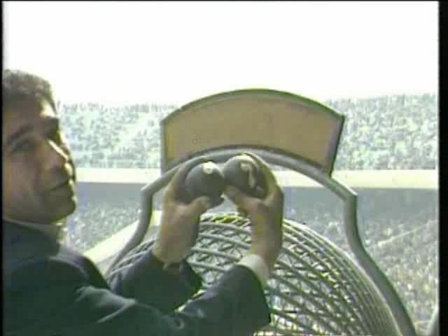 تصویری از قرعه کشی جنجالی بلیط ژاپن در سال ۷۰