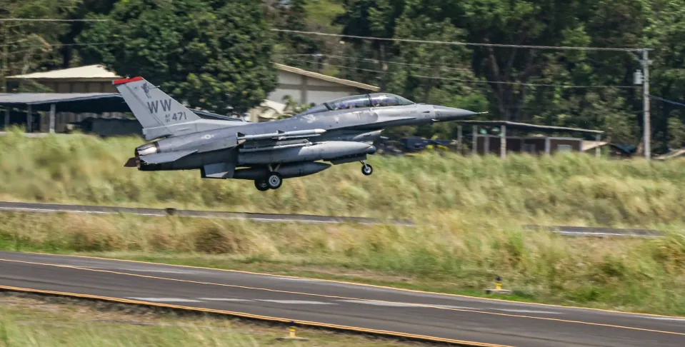 اولین نبرد هوایی بین هواپیمای کنترل شده با هوش مصنوعی و خلبان انسانی