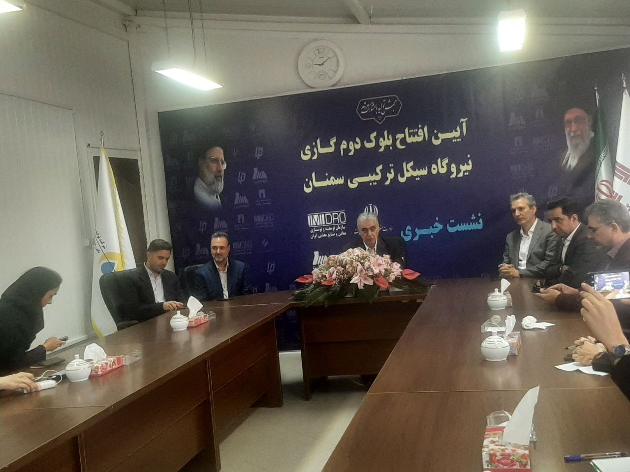 حذف عکس امام خمینی، رئیسی جایگزین شد