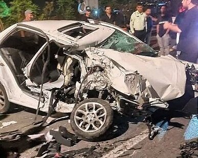 خودروی سواری در تصادف با میکسر مچاله شد