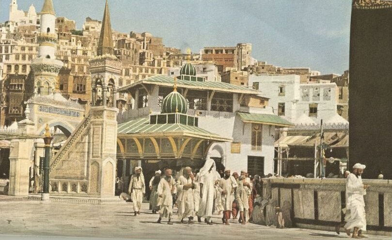 (تصاویر) تصاویری دیده‌نشده از مراسم حج ۷۰ سال پیش/ وقتی حجاج وارد کعبه می‌شدند