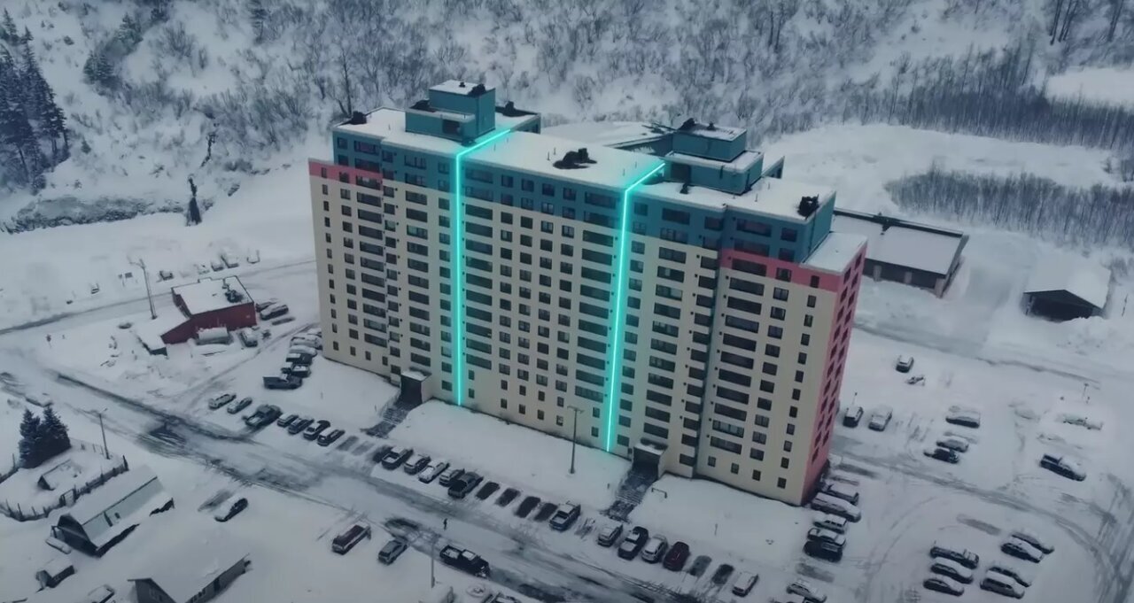 (تصاویر) شهری عجیب که تمام شهروندان آن در یک ساختمان زندگی می‌کنند