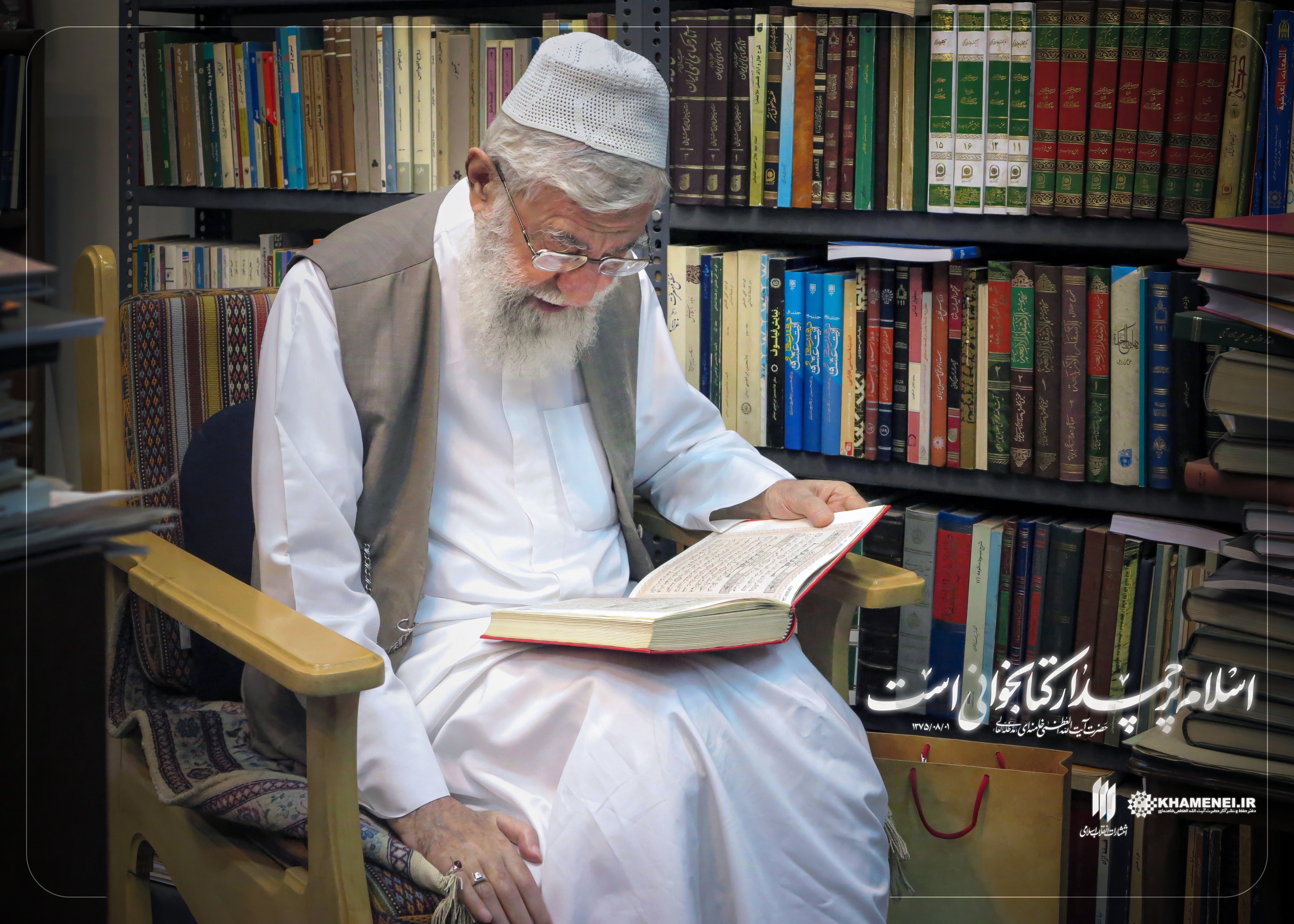 تصویر جدیدی از رهبر انقلاب در کتابخانه شخصی ایشان