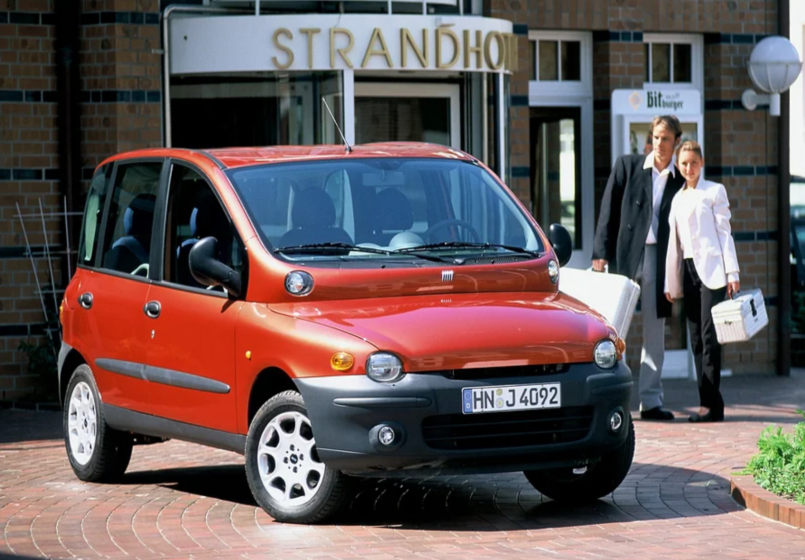 ۱۵ مورد از زشت‌ترین خودرو‌های تاریخ؛ ماشین‌هایی که برای سوپرمدل بودن طراحی نشده‌اند در حال تکمیل