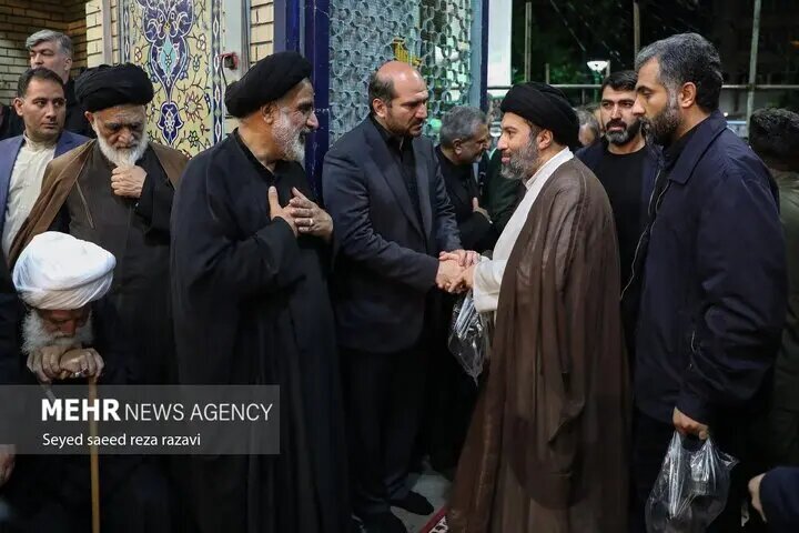 (تصویر) عکس جدید از دو فرزند رهبر انقلاب در مراسم بزرگداشت ابراهیم رئیسی و همراهانش