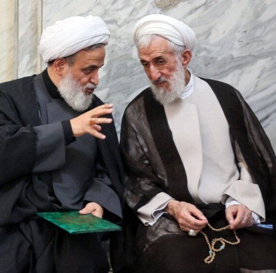 تصویری از گپ و گفت کاظم صدیقی و علیرضا پناهیان در مراسم هفتمین روز شهادت ابراهیم رئیسی