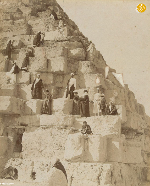 گردشگران در حال دیدن کردن از هرم بزرگ