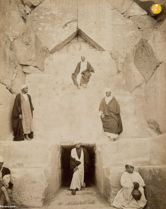 مردان در ورودی هرم بزرگ