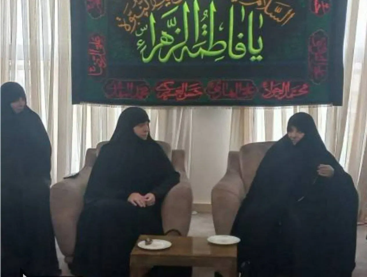 جمیله علم الهدی بعد از درگذشت ابراهیم رئیسی در کنار دختر سیدحسن نصرالله