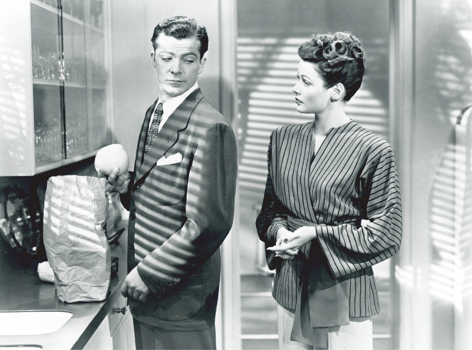 (تصاویر) ۱۳ فیلم نوآر پرتنشی که از ابتدا تا پایان بی‌نقص هستند؛ از Blue Velvet تا Chinatown