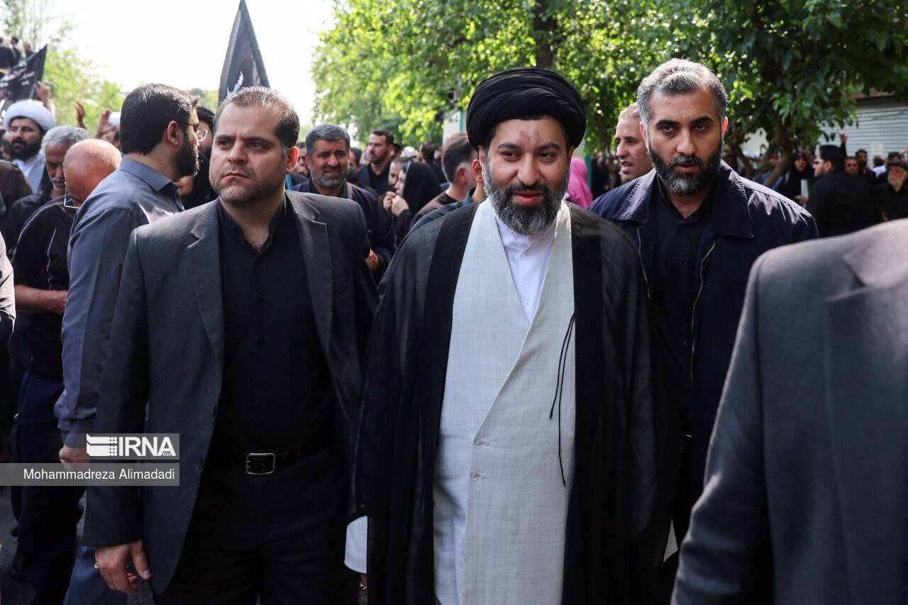 (تصویر) حضور فرزند رهبر انقلاب در مراسم تشییع پیکر رئیس جمهور فقید و همراهانش