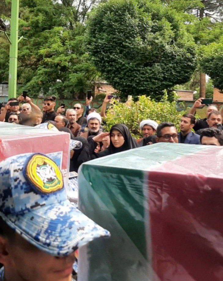 (تصویر) ادای احترام نظامی دختر شهید خلبان سید طاهر مصطفوی به تابوت پدرش