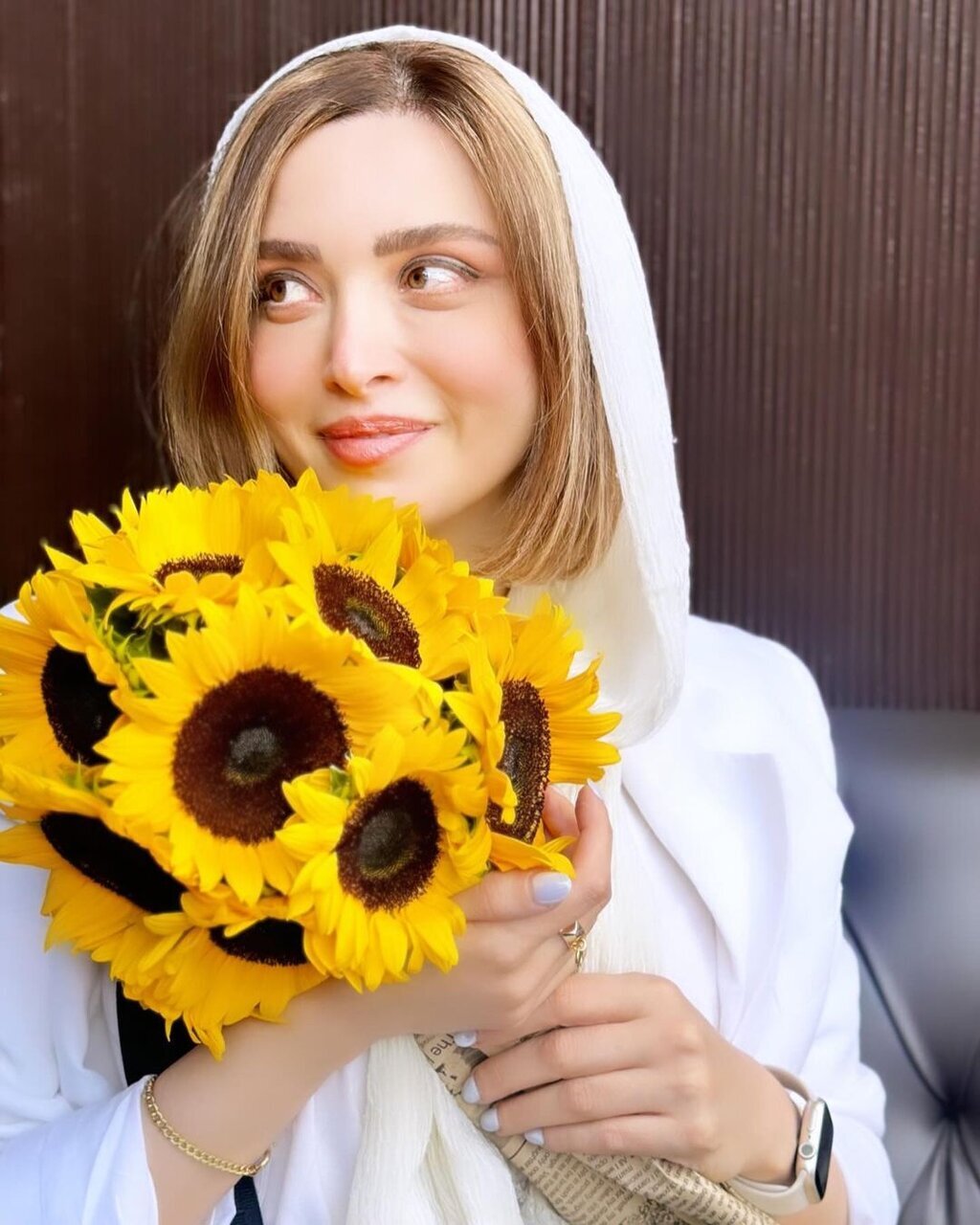 تصویر زیبای بهنوش طباطبایی با یک ژست احساسی