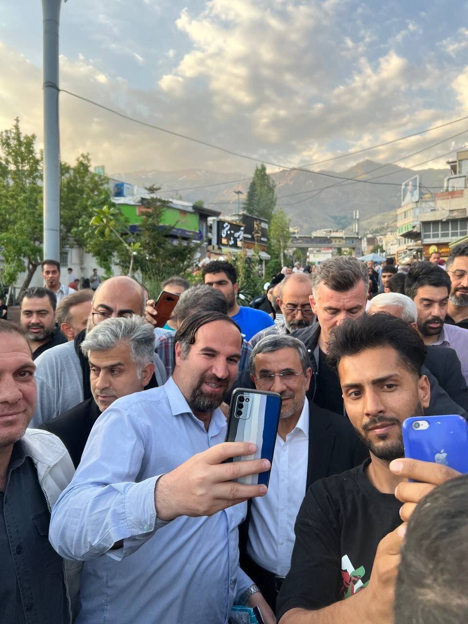 (تصاویر) محمود احمدی نژاد در امامزاده صالح تجریش / بازار داغ سلفی با آقای کاندیدا