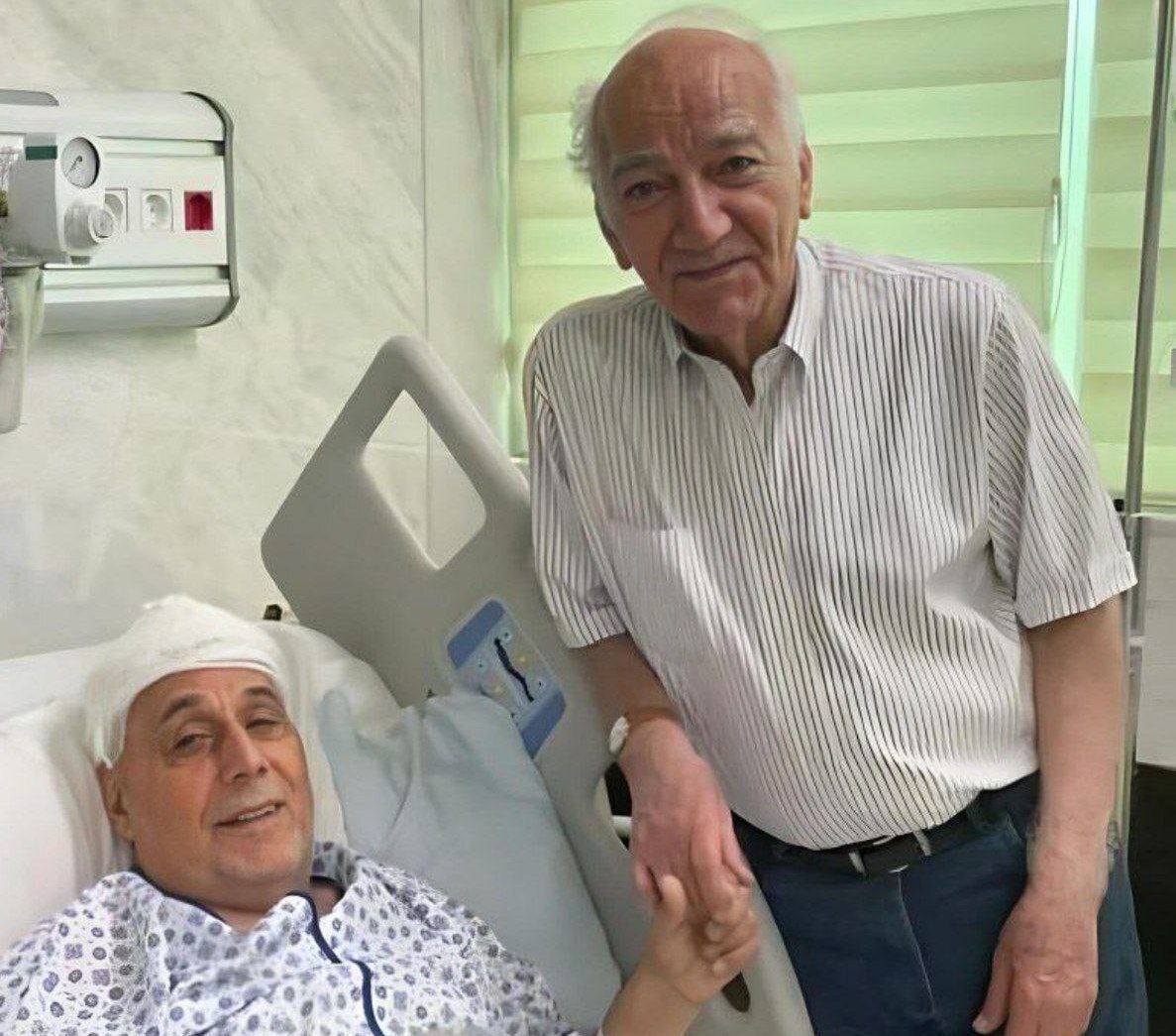 (تصویر) عمو قناد در بیمارستان بعد از عمل جراحی؛ عیادت رضا بنفشه‌خواه