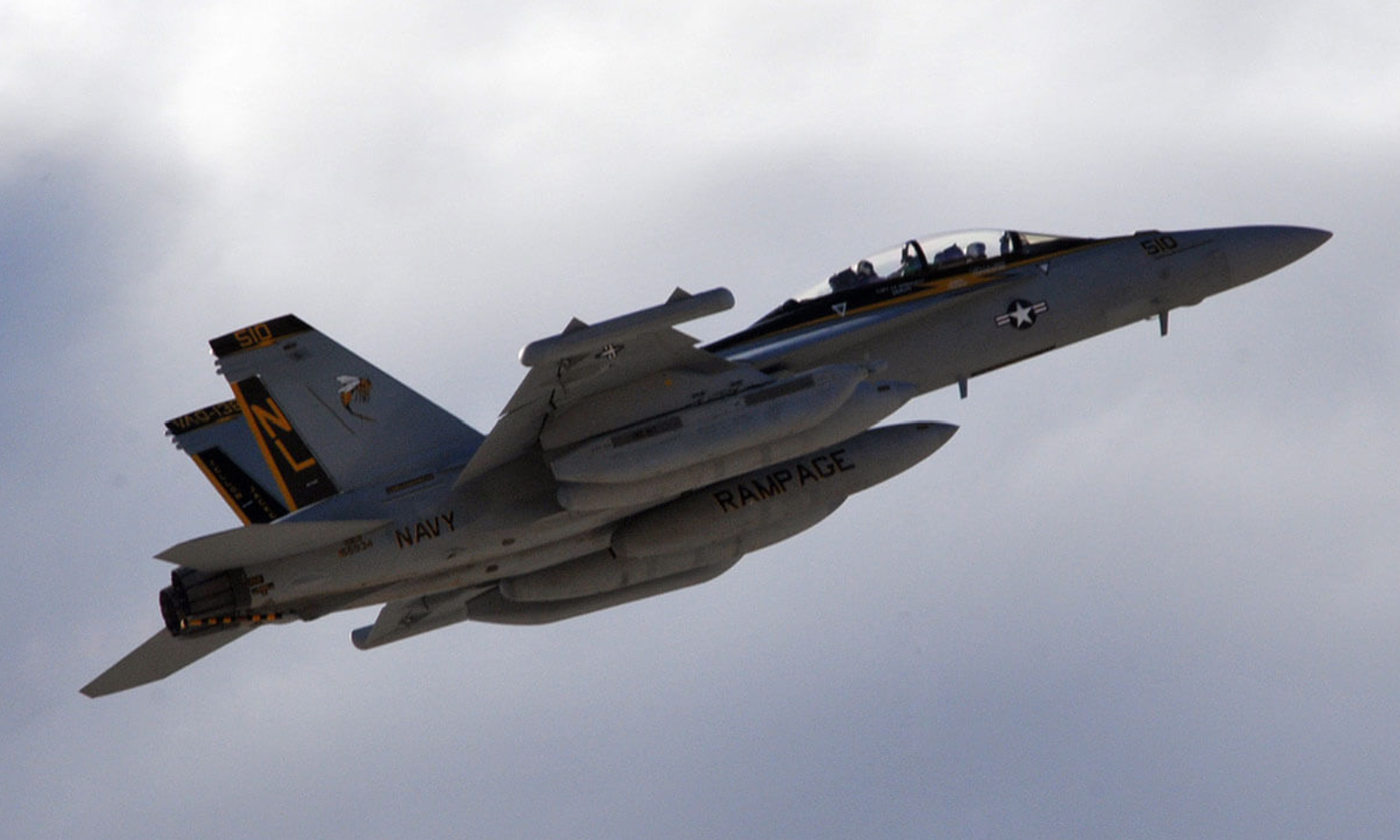 EA-۱۸G Growler؛ هواپیمای مخصوص جنگ الکترونیک آمریکا چه ویژگی‌هایی دارد؟