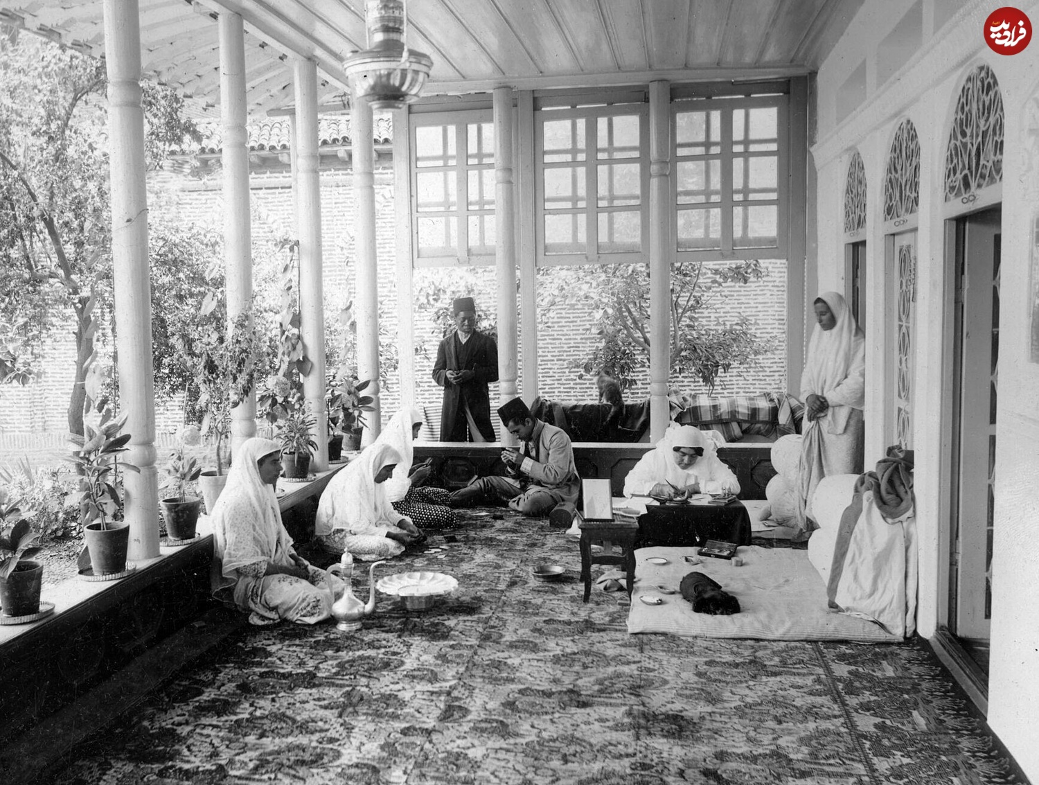 (تصاویر) سفر به عصر قاجار؛ موچول خان، عروسی ملیجک و کلاه پنج‌طبقه!