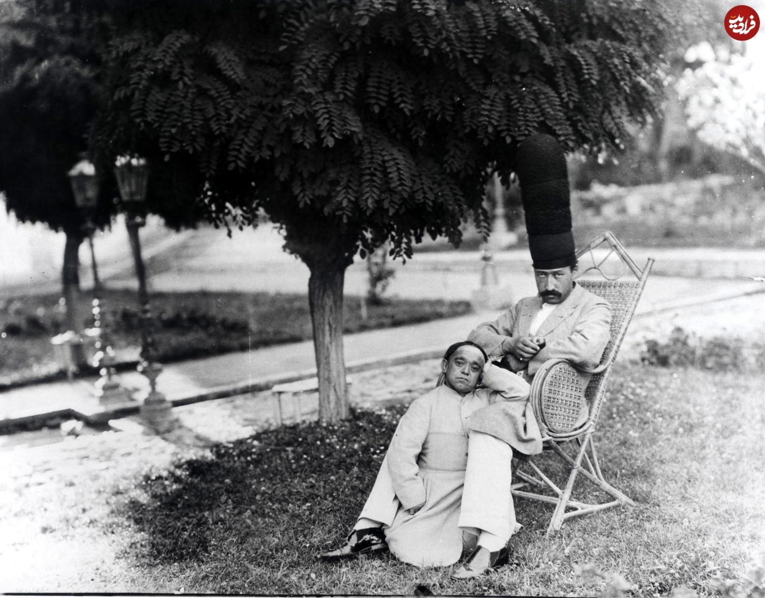 (تصاویر) سفر به عصر قاجار؛ موچول خان، عروسی ملیجک و کلاه پنج‌طبقه!