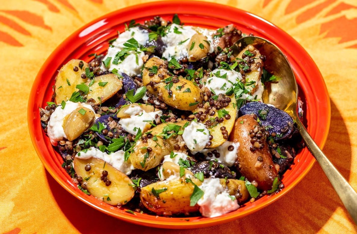 هفت دستور العمل جهانی سالاد سیب زمینی برای پیک نیک و آشپزی؛ از سالاد سیب زمینی اتریشی تا سالاد الویه به سبک ایرانی