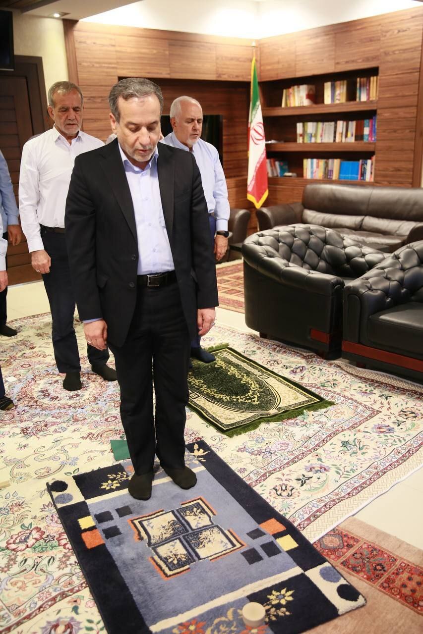 تصویری از عراقچی در کنار ظریف و پزشکیان در حال اقامه نماز