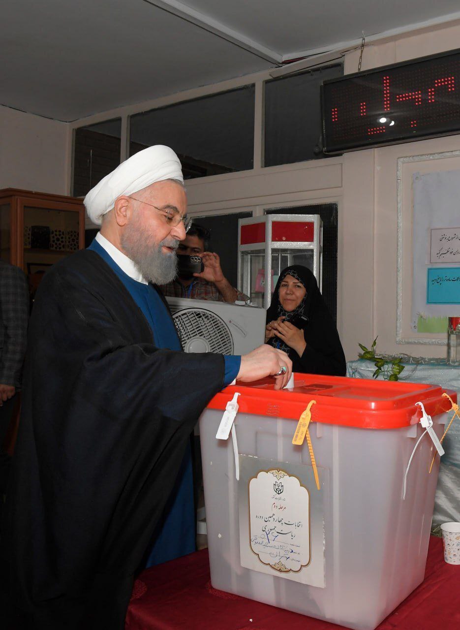 (عکس) حسن روحانی رأی خود را به صندوق انداخت