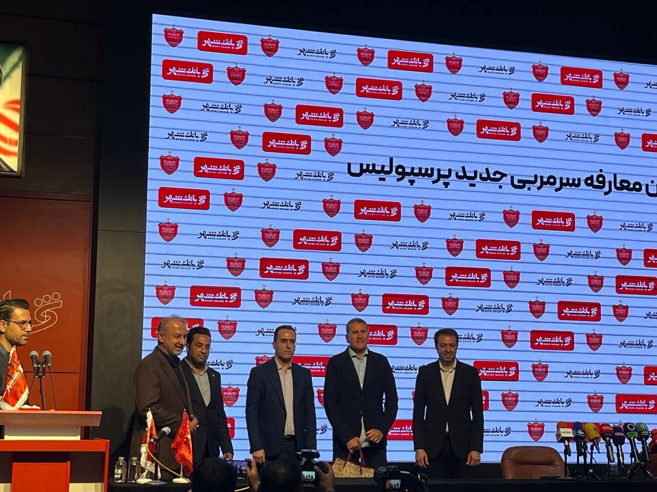 (عکس) شال پرسپولیس بر گردن مربی اسپانیایی