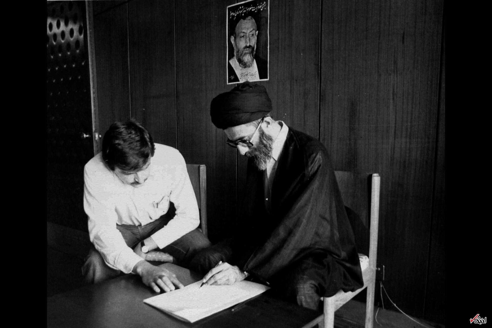 (عکس) ۱۳۶۰؛ ثبت نام رهبر انقلاب در انتخابات